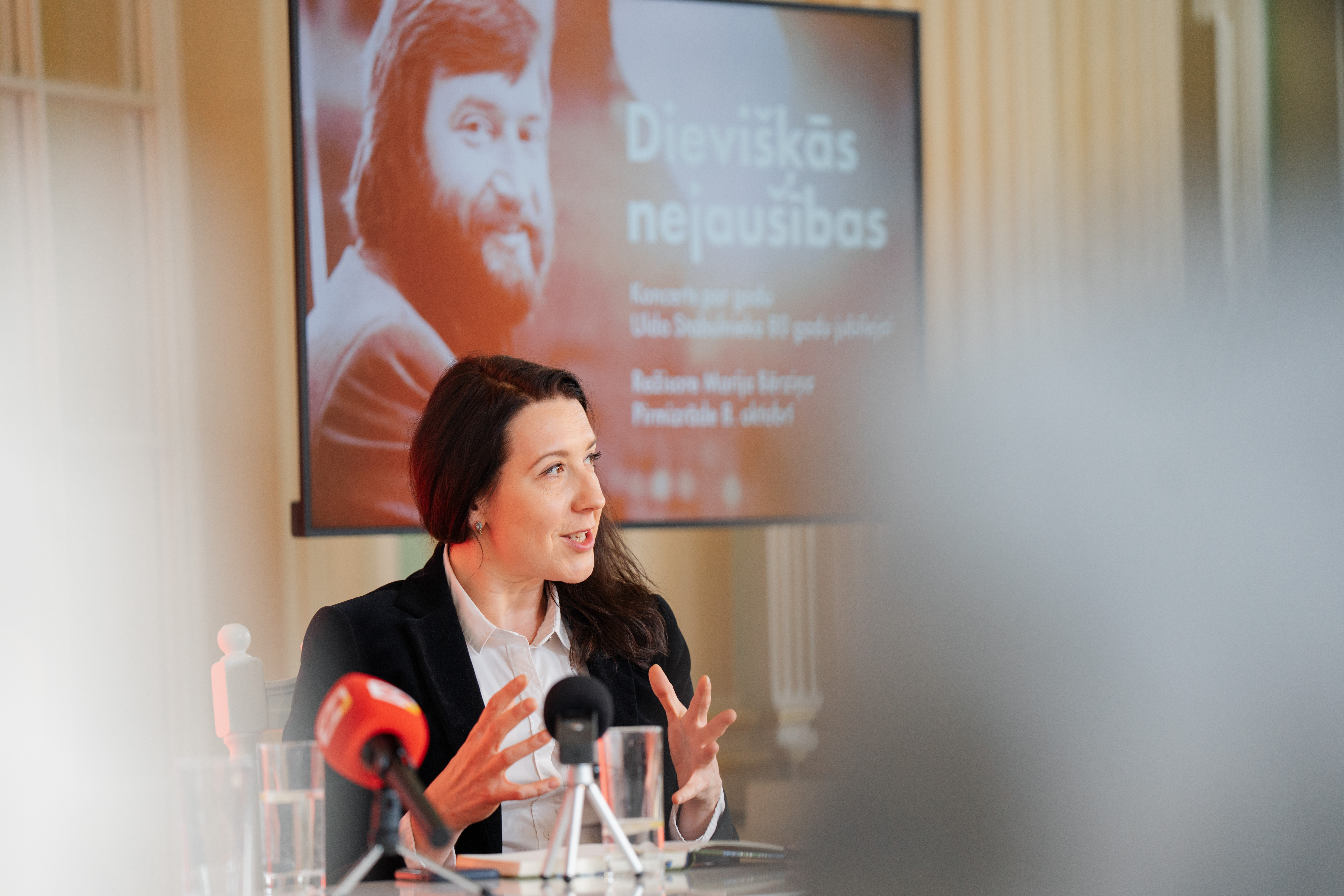 Par Nacionālā teātra 107. sezonas jauniestudējumu – Uldim Stabulniekam veltīto koncertu "Dievišķās nejaušības" informē režisore Marija Bērziņa // Publicitātes foto